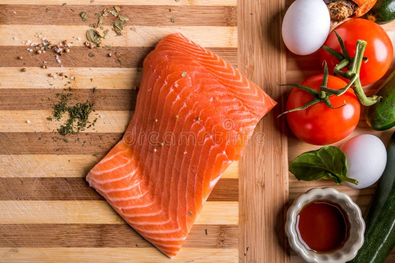Zalm met hebs en opbrengst royalty-vrije stock afbeelding Zalm met hebs en opbrengst royalty-vrije stock afbeelding