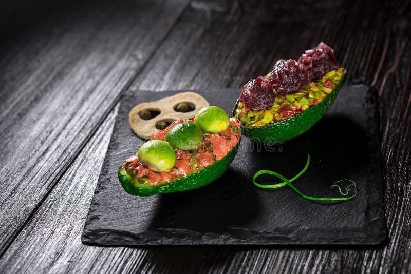 Zalm tartare en avocadosalade op een zwarte achtergrond royalty-vrije stock foto's Zalm tartare en avocadosalade op een zwarte achtergrond royalty-vrije stock foto's