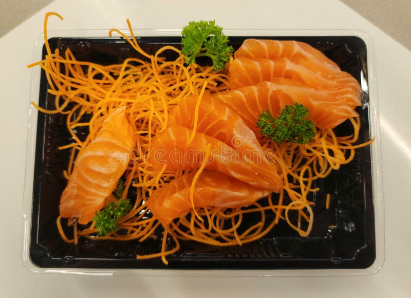 Zalm uit schaal- en schelpdieren met wortel- en groentesoorten voor de lunch in april 2023 royalty-vrije stock foto's Zalm uit schaal- en schelpdieren met wortel- en groentesoorten voor de lunch in april 2023 royalty-vrije stock foto's
