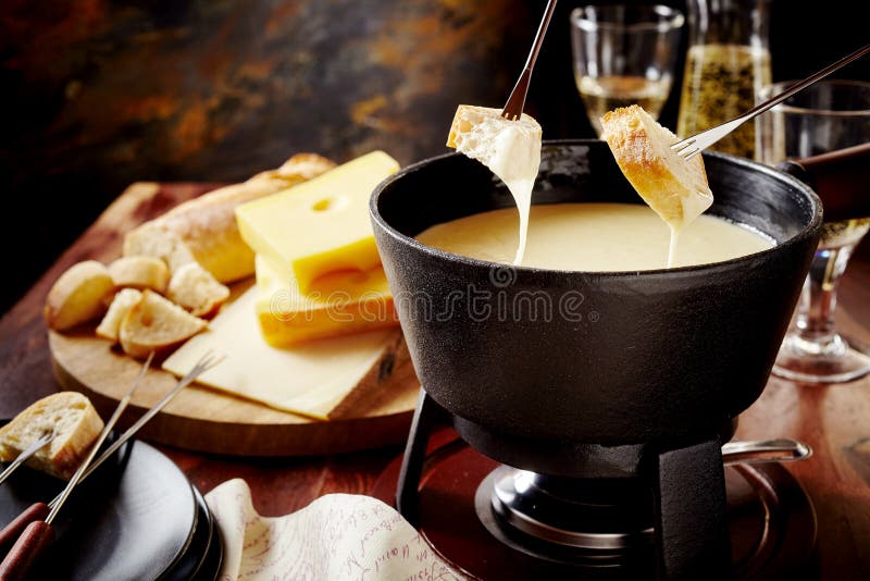 Zamaczać w wyśmienicie serowego fondue obraz royalty free