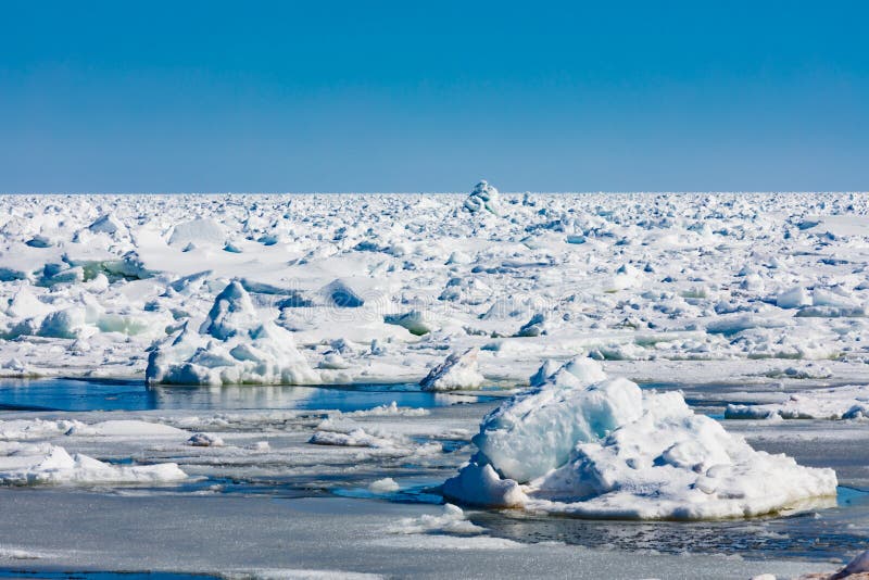 Zamarzniętego północnego atlantyku oceanu lodowi floes zakrywa morze obraz royalty free