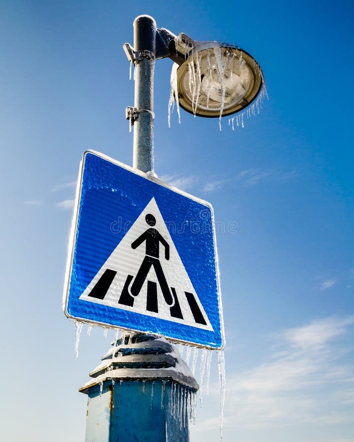 Zamarznięty drogowy znak dla pedestrians z latarnią uliczną above fotografia royalty free Zamarznięty drogowy znak dla pedestrians z latarnią uliczną above fotografia royalty free