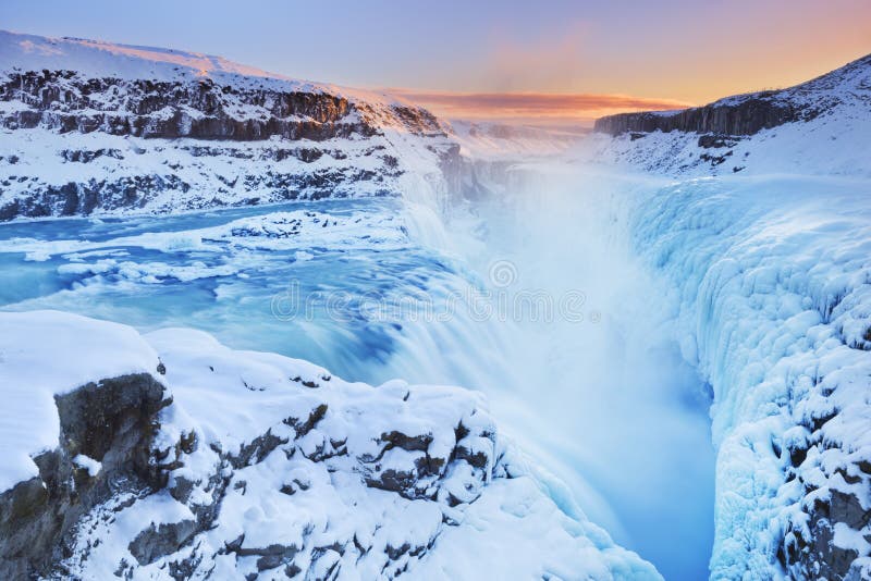 Zamarznięty Gullfoss Spada w Iceland w zimie przy zmierzchem