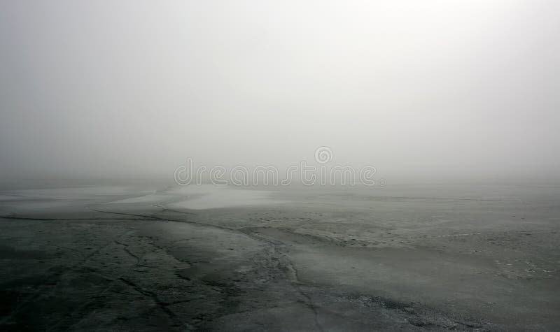 Zamarznięty Jeziorny Balaton w mgłowym dniu zdjęcia stock Zamarznięty Jeziorny Balaton w mgłowym dniu zdjęcia stock