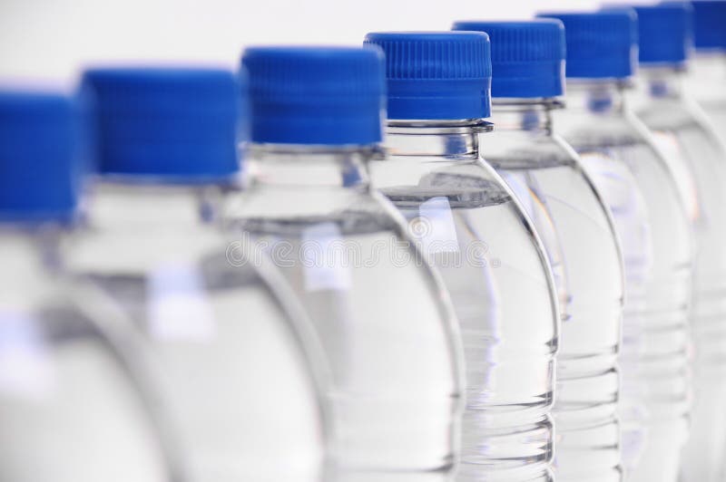 Select focus on middle bottle in a row of water bottles. Select focus on middle bottle in a row of water bottles