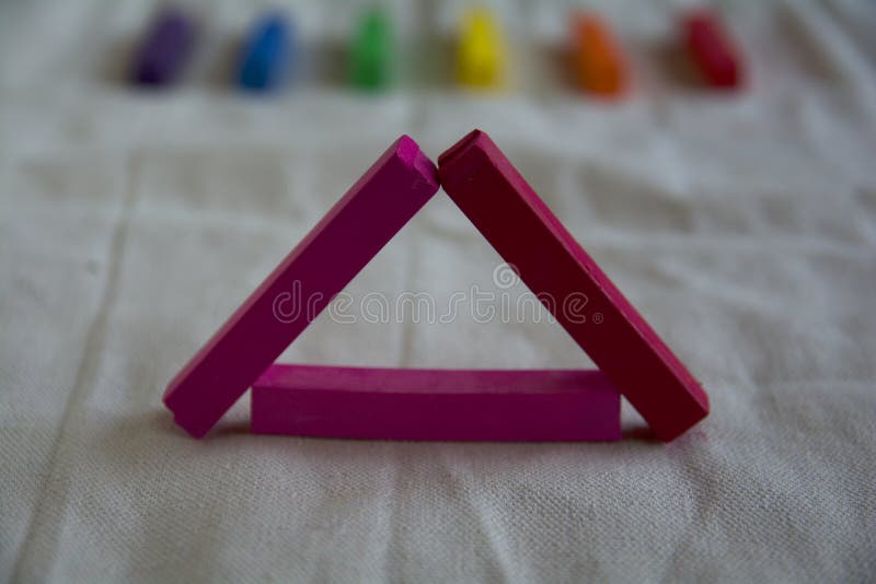 Zamazana fotografia dla tła z różowym trójbokiem artystyczni pasteli/lów kije i tęcza punkty LGBT symbol zdjęcia royalty free Zamazana fotografia dla tła z różowym trójbokiem artystyczni pasteli/lów kije i tęcza punkty LGBT symbol zdjęcia royalty free