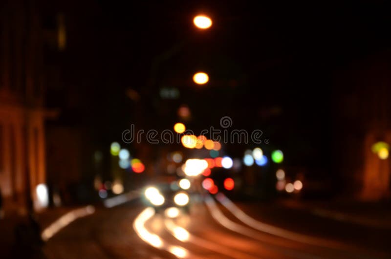 Zamazana nocy scena ruch drogowy na jezdni Defocused wizerunek samochody podróżuje z świecącymi reflektorami Bokeh sztuka