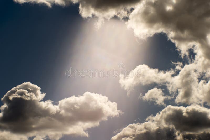 Zamazany artystyczny t?o Strumie? ?wiat?o przeciw bielowi i niebieskiemu niebu chmurnieje Fotografia wzi?? na mi?kkim obiektywie obrazy stock Zamazany artystyczny t?o Strumie? ?wiat?o przeciw bielowi i niebieskiemu niebu chmurnieje Fotografia wzi?? na mi?kkim obiektywie obrazy stock