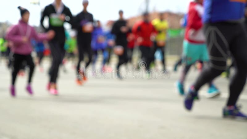 Zamazany kolorowy tłum ludzie biega przy miasto maratonem na asfaltowej drodze