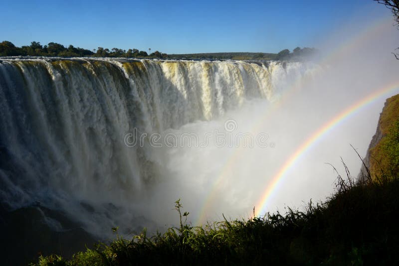 Victoria Falls, alebo Mosi-oa-Tunya (Dym, ktorý Buráca), je vodopád v južnej Afrike na Rieka Zambezi na hraniciach Zambii a Zimbabwe.