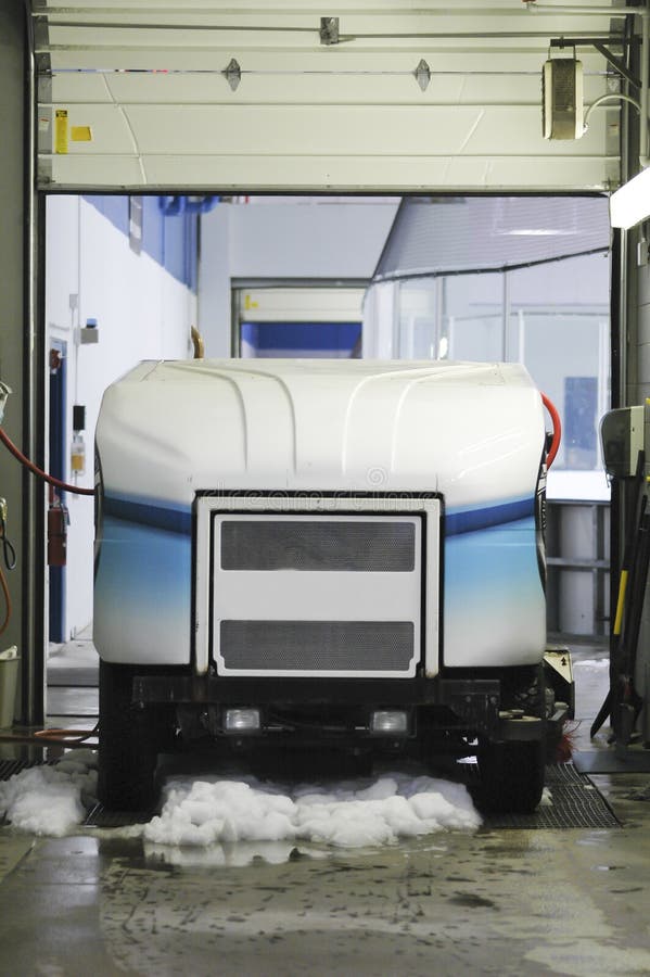 Zamboni in garage fotografia stock. Immagine di ghiaccio 26505146