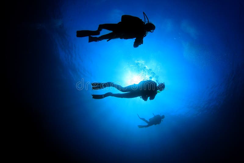 Zambullidores de equipo de submarinismo imágenes de archivo libres de regalías Zambullidores de equipo de submarinismo imágenes de archivo libres de regalías