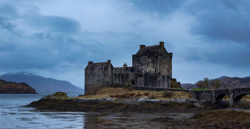 Zamek Eilean Donan w Dornie na Kyle z Lochalsh w Szkocji z ciemnymi chmurami