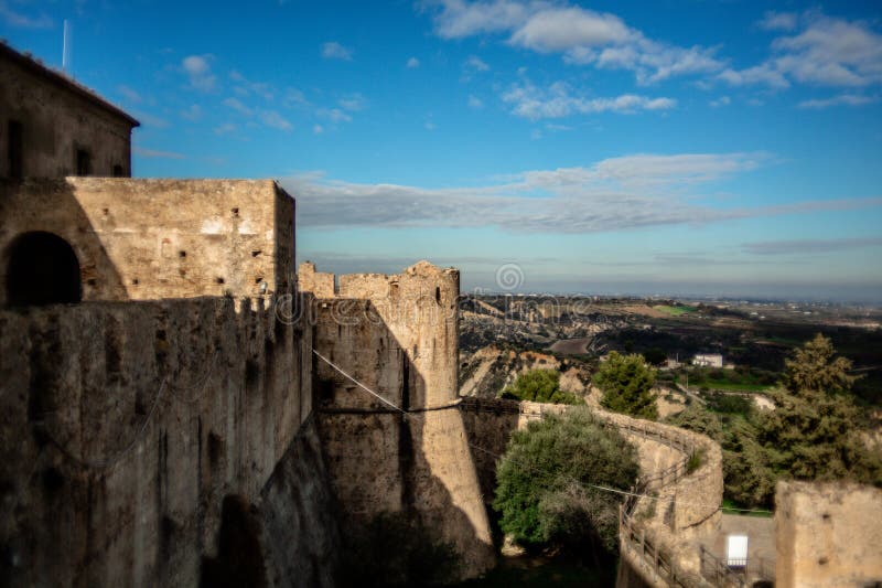Zamek z widokiem na góry : zapierający dech w piersiach widok na typowy włoski zamek z krenelacjami i niebieskim niebem w rocca im