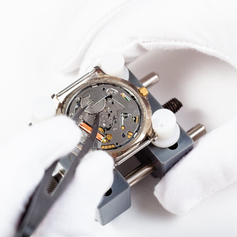 Zamieniający baterię w kwarcowym wristwatch zakończeniu up fotografia stock