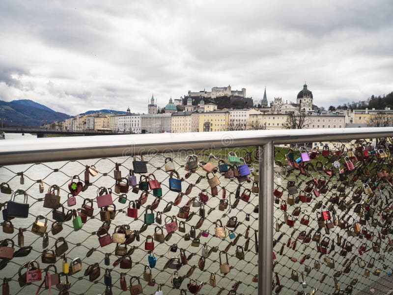Zamki miłości na moście Makartsteg w Salzburgu fotografia stock