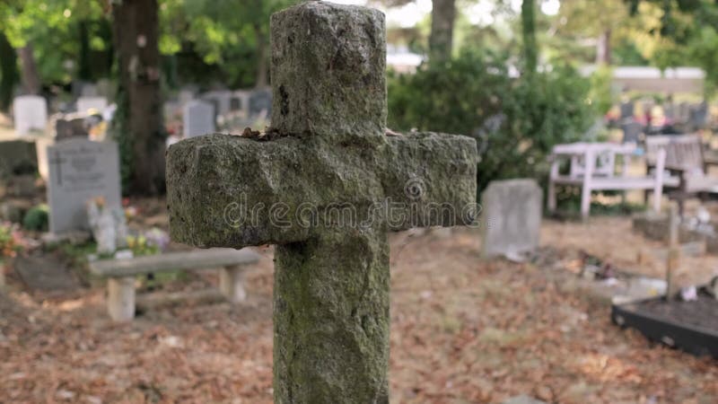 Zamknij wielki krzyż panoramy na starym cmentarzu brytyjskim. samotne groby z różnymi nagrobkami i krzyżykami w małych