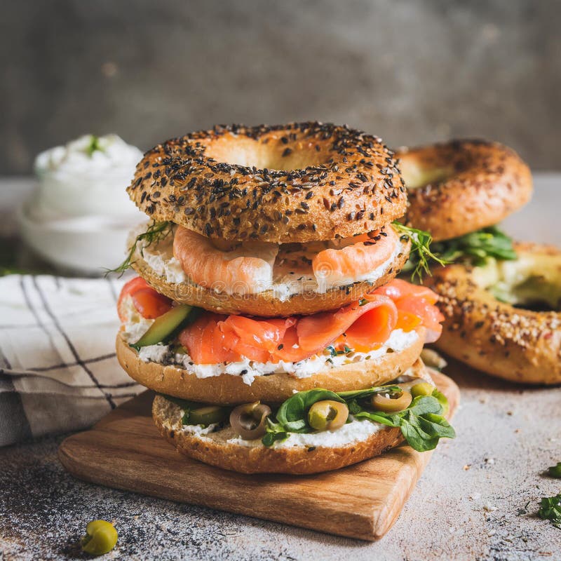 Zamknięcie stołu z bagelami z wędzonymi jajami łososiowymi warzywa krem. royalty ilustracja