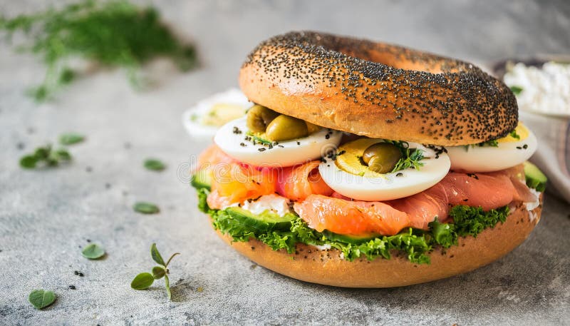 Zamknięcie stołu z bagelami z wędzonymi jajami łososiowymi warzywa krem. royalty ilustracja