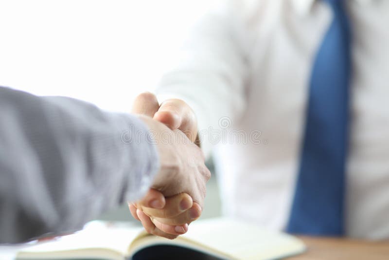 Zamknięcie uzgadniania biznesowego po podpisaniu nowego kontraktu w biurze zdjęcie stock Zamknięcie uzgadniania biznesowego po podpisaniu nowego kontraktu w biurze zdjęcie stock