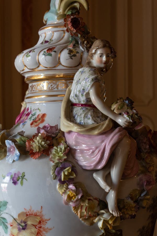 Zamknięty widok antykwarska ceramiczna dekoracyjna waza uwypukla kobiety i girland kwiaty zdjęcie stock Zamknięty widok antykwarska ceramiczna dekoracyjna waza uwypukla kobiety i girland kwiaty zdjęcie stock