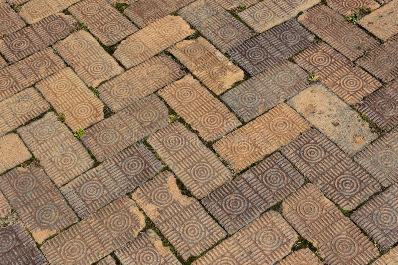 Zamknięty widok starzy ceglani brukarze z dekoracyjnym wzorem kłaść w herringbone wzorze zdjęcia royalty free Zamknięty widok starzy ceglani brukarze z dekoracyjnym wzorem kłaść w herringbone wzorze zdjęcia royalty free