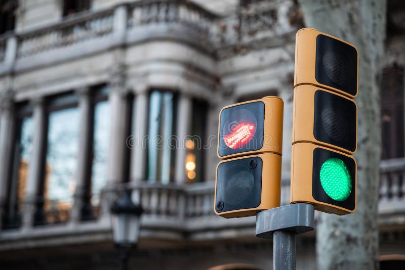 Zamknięty widok zielony światła ruchu pieszy łamająca czerwona światła ruchu czerwień z zamazanym tłem i obrazy stock Zamknięty widok zielony światła ruchu pieszy łamająca czerwona światła ruchu czerwień z zamazanym tłem i obrazy stock