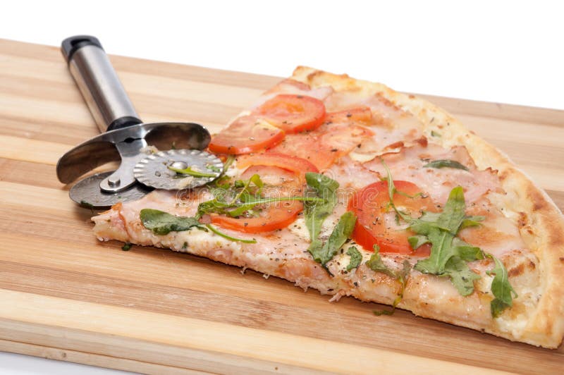 ZAMKNIĘTY widoku plasterka weganinu pizzy noża pomidor obraz stock ZAMKNIĘTY widoku plasterka weganinu pizzy noża pomidor obraz stock