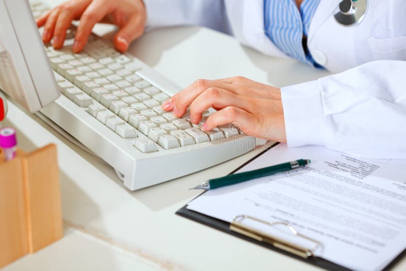 zamkniętych doktorskich żeńskich ręk medyczna kobieta zdjęcia stock zamkniętych doktorskich żeńskich ręk medyczna kobieta zdjęcia stock