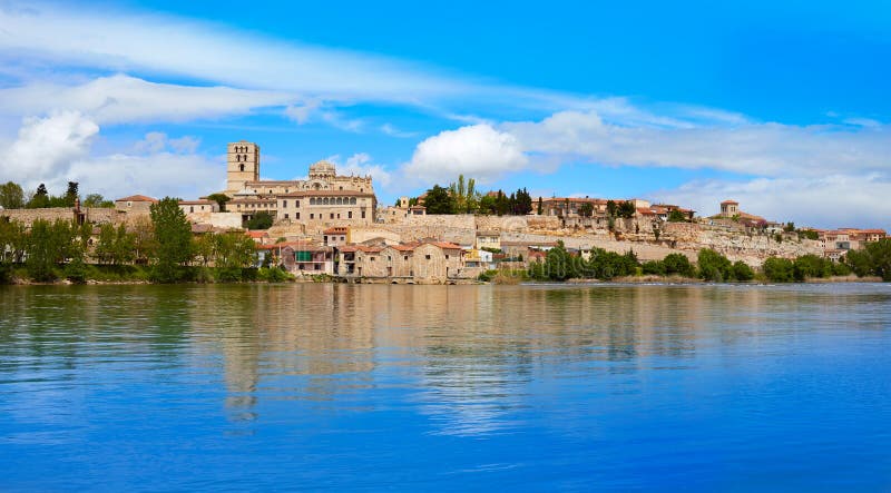 Zamora horisont vid den Duero floden av Spanien arkivfoto Zamora horisont vid den Duero floden av Spanien arkivfoto