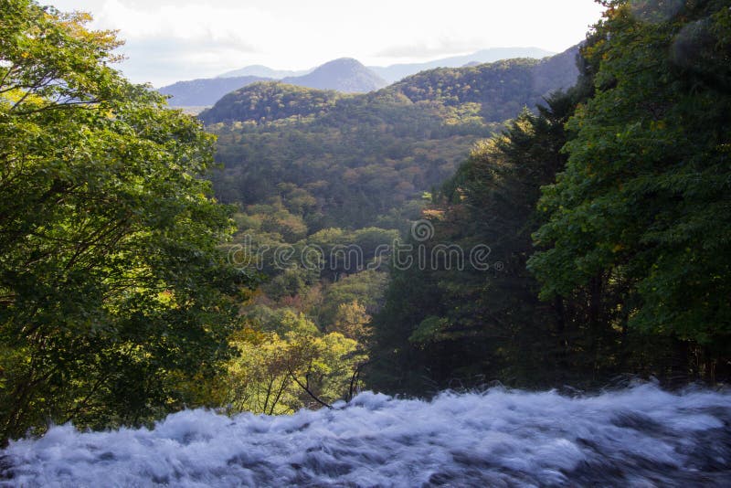 Zampillando fuori molto annacqui una scogliera verticale ripida alle cadute di Yudaki a Nikko, Tochigi, Giappone fotografie stock Zampillando fuori molto annacqui una scogliera verticale ripida alle cadute di Yudaki a Nikko, Tochigi, Giappone fotografie stock