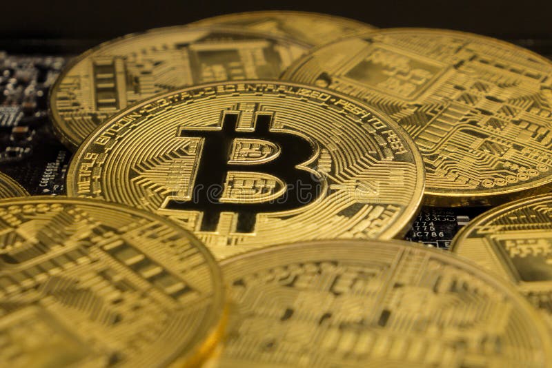 Zamyka do fizycznego metalu złoty Bitcoins na płycie głównej Crypto waluty złoto BTC na GPU mikroukładzie zdjęcie royalty free Zamyka do fizycznego metalu złoty Bitcoins na płycie głównej Crypto waluty złoto BTC na GPU mikroukładzie zdjęcie royalty free