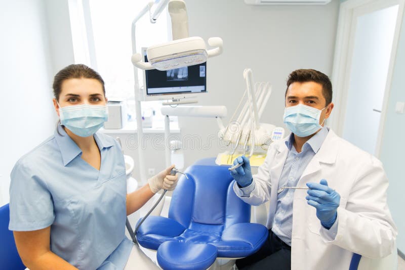 Zamyka up dentysta i asystent przy stomatologiczną kliniką fotografia royalty free Zamyka up dentysta i asystent przy stomatologiczną kliniką fotografia royalty free