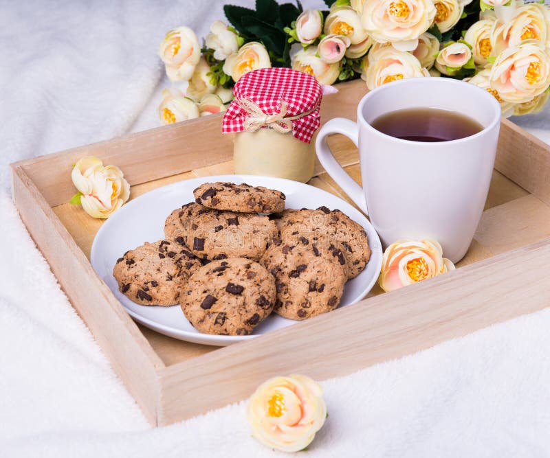 Zamyka up drewniana taca z czekoladowego układu scalonego ciastkami, filiżanka herbata, zdjęcie stock Zamyka up drewniana taca z czekoladowego układu scalonego ciastkami, filiżanka herbata, zdjęcie stock