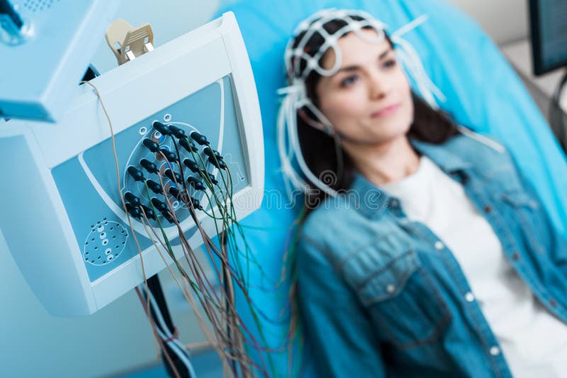 Zamyka up elektroencefalograf nagrywa móżdżkowe fala kobieta obrazy stock Zamyka up elektroencefalograf nagrywa móżdżkowe fala kobieta obrazy stock