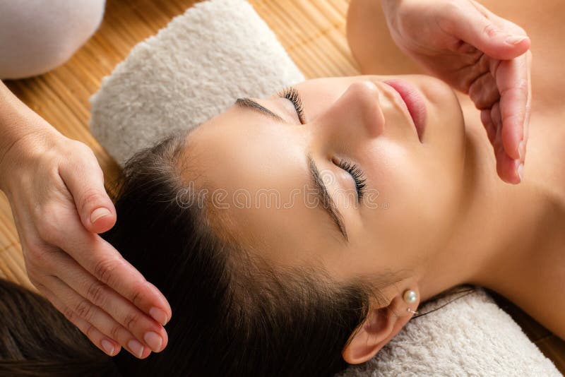 Zamyka up kobieta przy reiki sesją obraz stock Zamyka up kobieta przy reiki sesją obraz stock