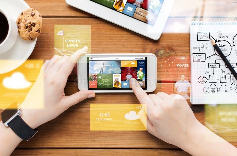 Zamyka up kobieta z internet wiadomością na smartphone obrazy stock Zamyka up kobieta z internet wiadomością na smartphone obrazy stock