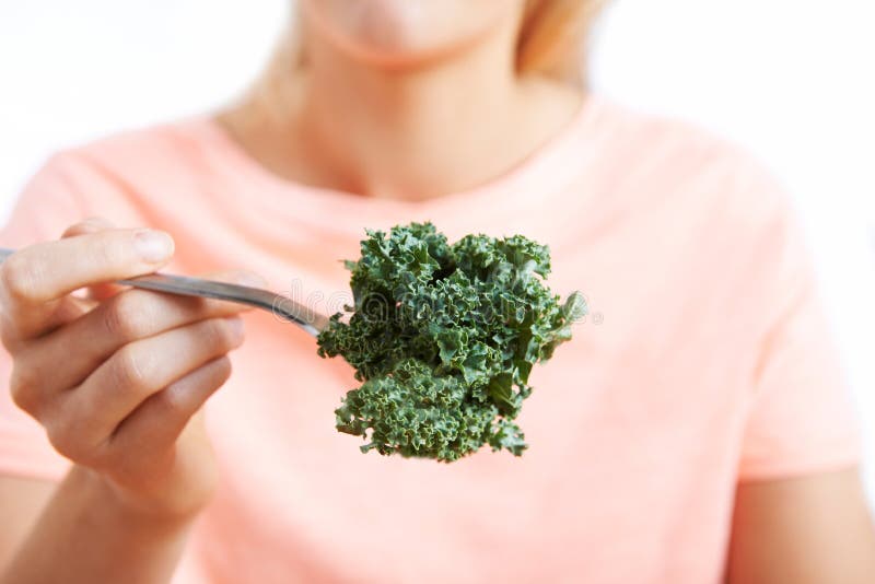 Zamyka Up kobieta Z Kale Na rozwidleniu zdjęcia stock Zamyka Up kobieta Z Kale Na rozwidleniu zdjęcia stock