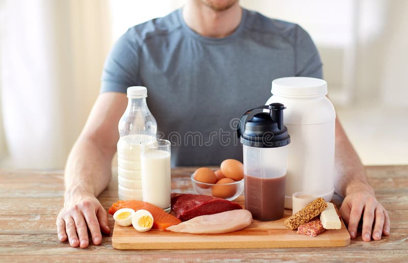 Zamyka up mężczyzna z karmowym bogactwem w proteinie na stole obrazy royalty free Zamyka up mężczyzna z karmowym bogactwem w proteinie na stole obrazy royalty free