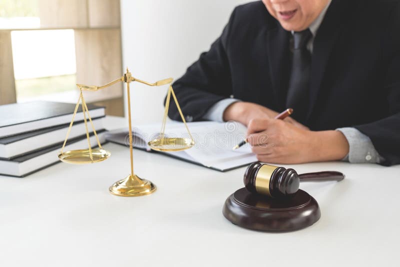 Zamyka up młoteczek, Męski prawnik lub sędzia pracuje z prawo książkami, obraz stock Zamyka up młoteczek, Męski prawnik lub sędzia pracuje z prawo książkami, obraz stock