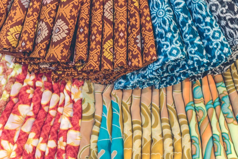 Zamyka up popularny tradycyjny indonezyjski bawełniany batik w zakupy centrum handlowym Bali wyspa, Indonezja zdjęcie royalty free Zamyka up popularny tradycyjny indonezyjski bawełniany batik w zakupy centrum handlowym Bali wyspa, Indonezja zdjęcie royalty free
