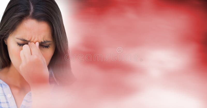 Zamyka up sfrustowana kobieta i rozmyta czerwona przemiana fotografia stock Zamyka up sfrustowana kobieta i rozmyta czerwona przemiana fotografia stock