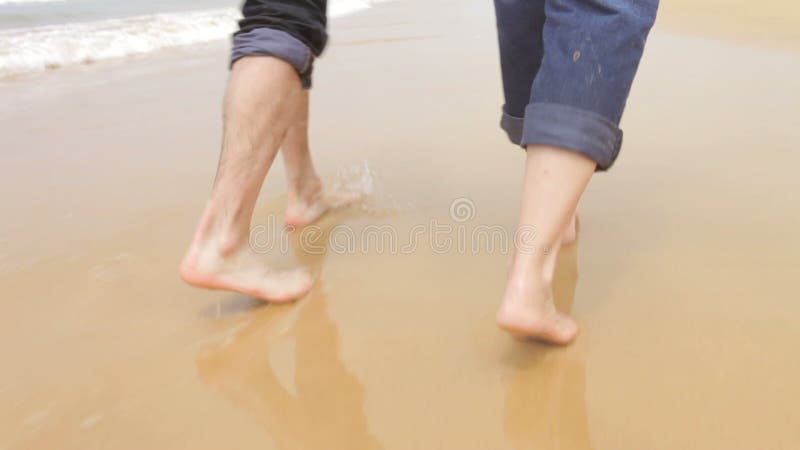 Zamyka Up Starsi para cieki Chodzi Wzdłuż plaży