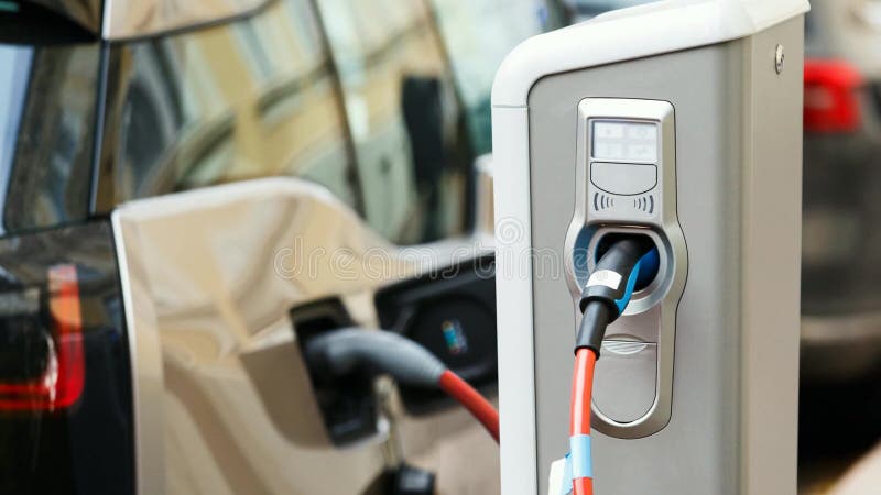 Zamyka up ładuje stacja Kabel łączy stacja która ładuje elektrycznego samochód, Kamera rusza się naprzód