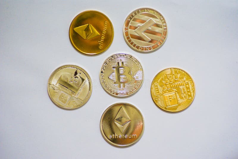 Zamyka w g?r? kolekcji srebro i z?ociste crypto monety obrazy stock Zamyka w g?r? kolekcji srebro i z?ociste crypto monety obrazy stock