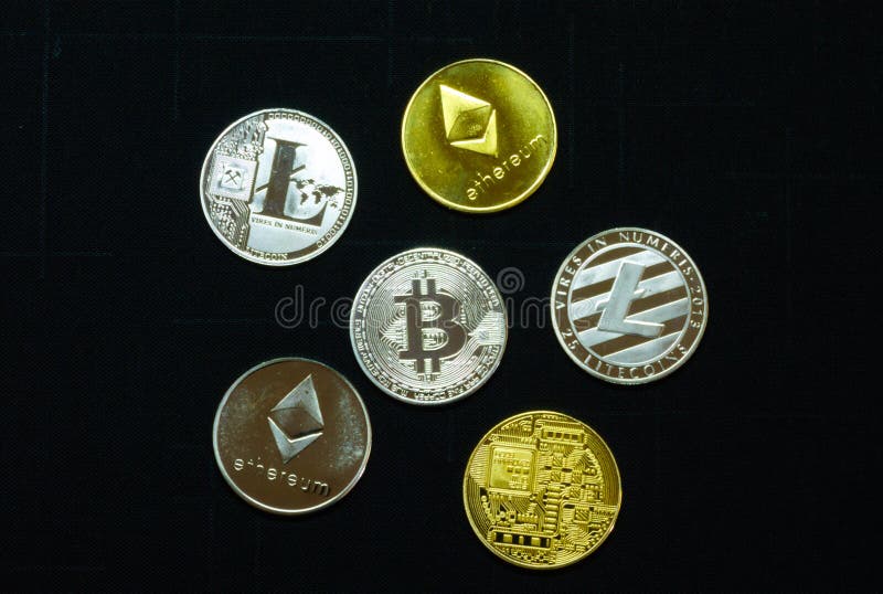 Zamyka w g?r? kolekcji srebro i z?ociste crypto monety obraz stock Zamyka w g?r? kolekcji srebro i z?ociste crypto monety obraz stock