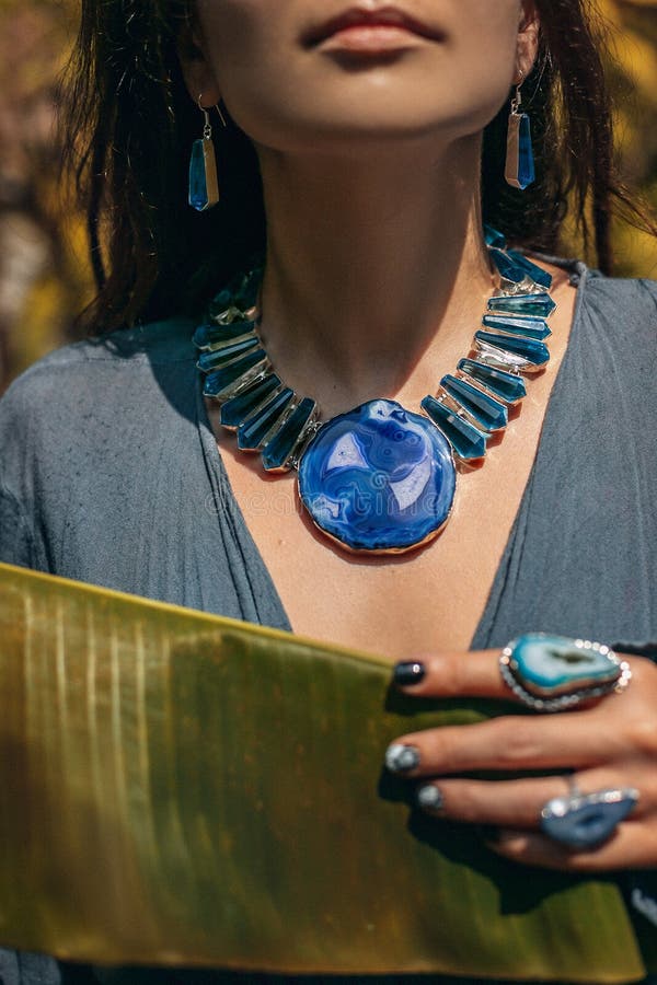 Zamyka w g?r? m?odej kobiety jest ubranym klejnotu kamienia jewellery outdoors obraz stock Zamyka w g?r? m?odej kobiety jest ubranym klejnotu kamienia jewellery outdoors obraz stock