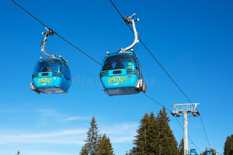 Zamyka w górę Bansko wagonu kolei linowej kabin, sosny obraz stock
