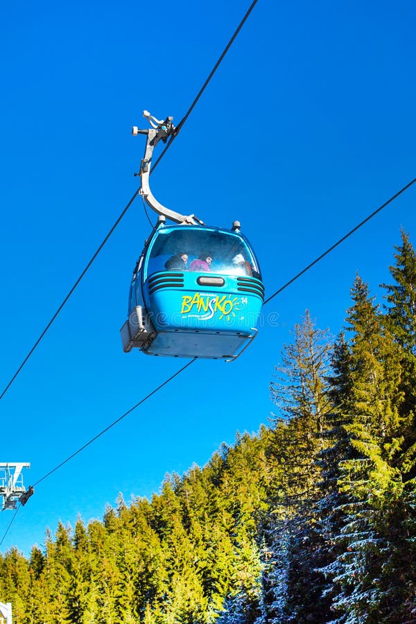 Zamyka w górę Bansko wagonu kolei linowej kabiny, sosny przeciw wibrującemu niebieskiemu niebu, Bułgaria zdjęcia stock