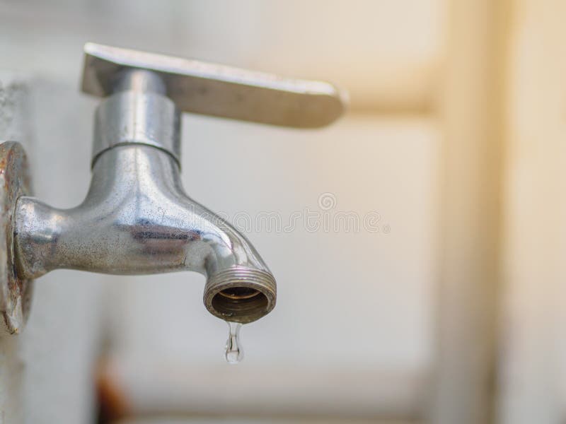 Zamyka w górę faucet i wody kropli starej i grunge obraz royalty free Zamyka w górę faucet i wody kropli starej i grunge obraz royalty free